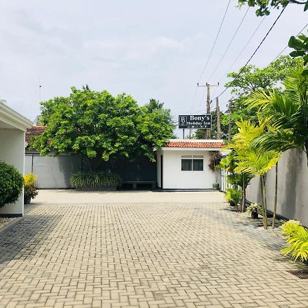 Bony'S Holiday Inn نيجومبو المظهر الخارجي الصورة