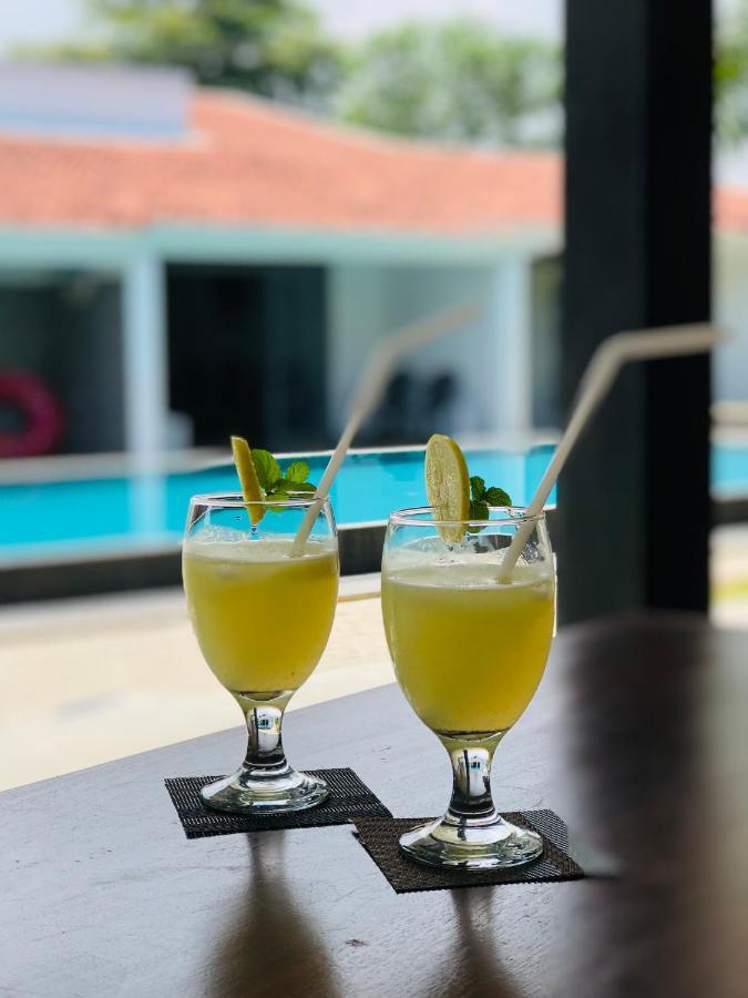 Bony'S Holiday Inn نيجومبو المظهر الخارجي الصورة