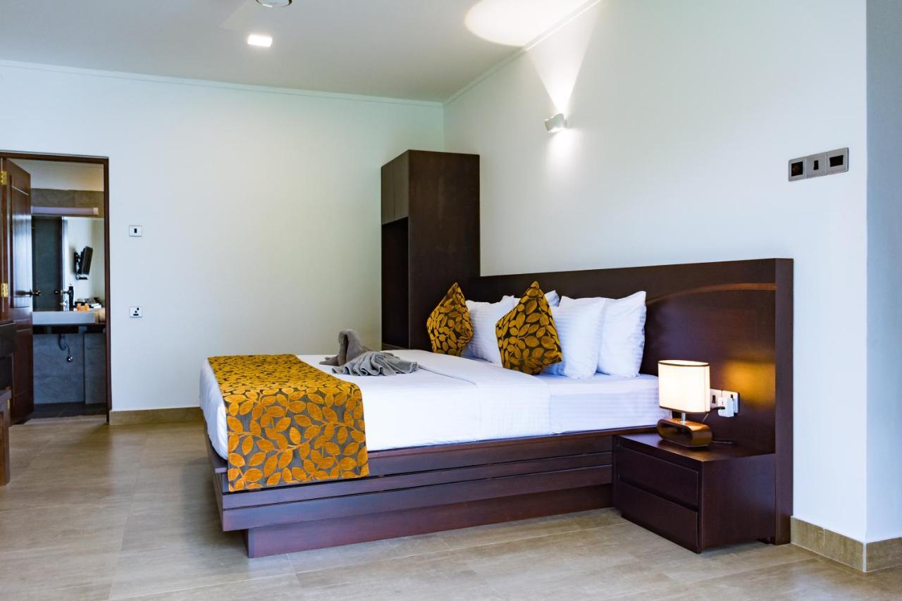 Bony'S Holiday Inn نيجومبو المظهر الخارجي الصورة