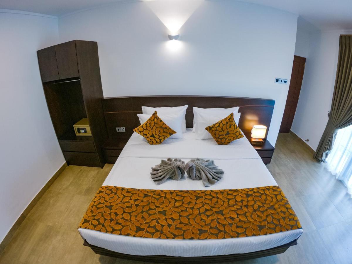 Bony'S Holiday Inn نيجومبو المظهر الخارجي الصورة
