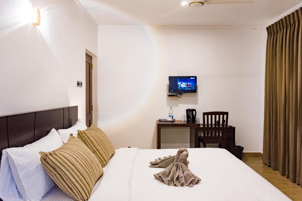 Bony'S Holiday Inn نيجومبو المظهر الخارجي الصورة