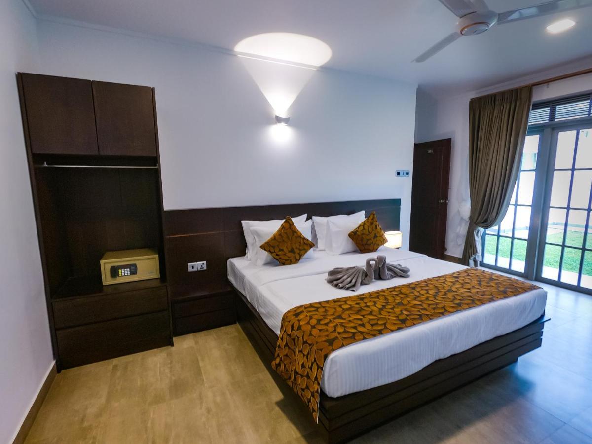 Bony'S Holiday Inn نيجومبو المظهر الخارجي الصورة