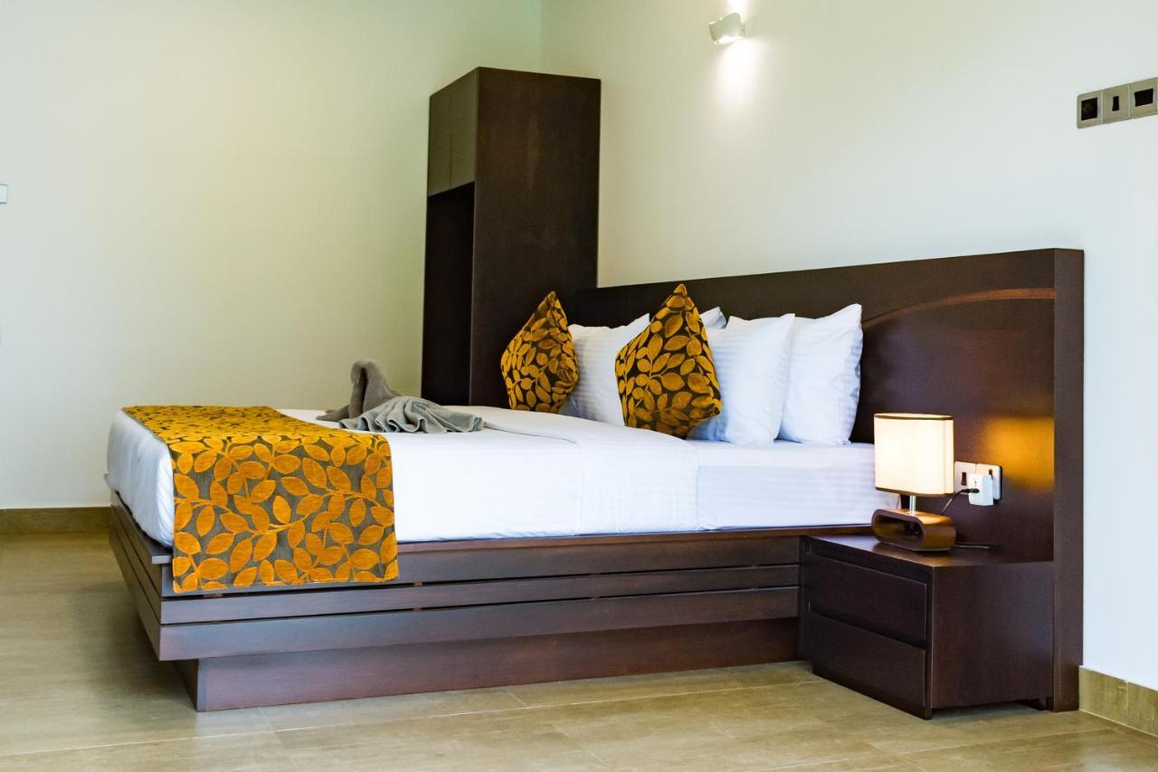 Bony'S Holiday Inn نيجومبو المظهر الخارجي الصورة