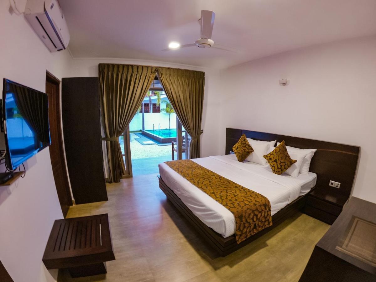 Bony'S Holiday Inn نيجومبو المظهر الخارجي الصورة