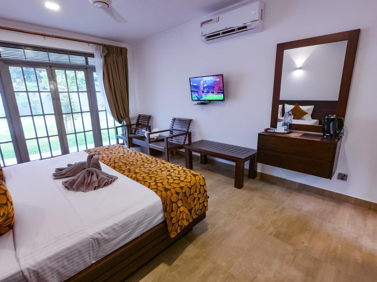 Bony'S Holiday Inn نيجومبو المظهر الخارجي الصورة