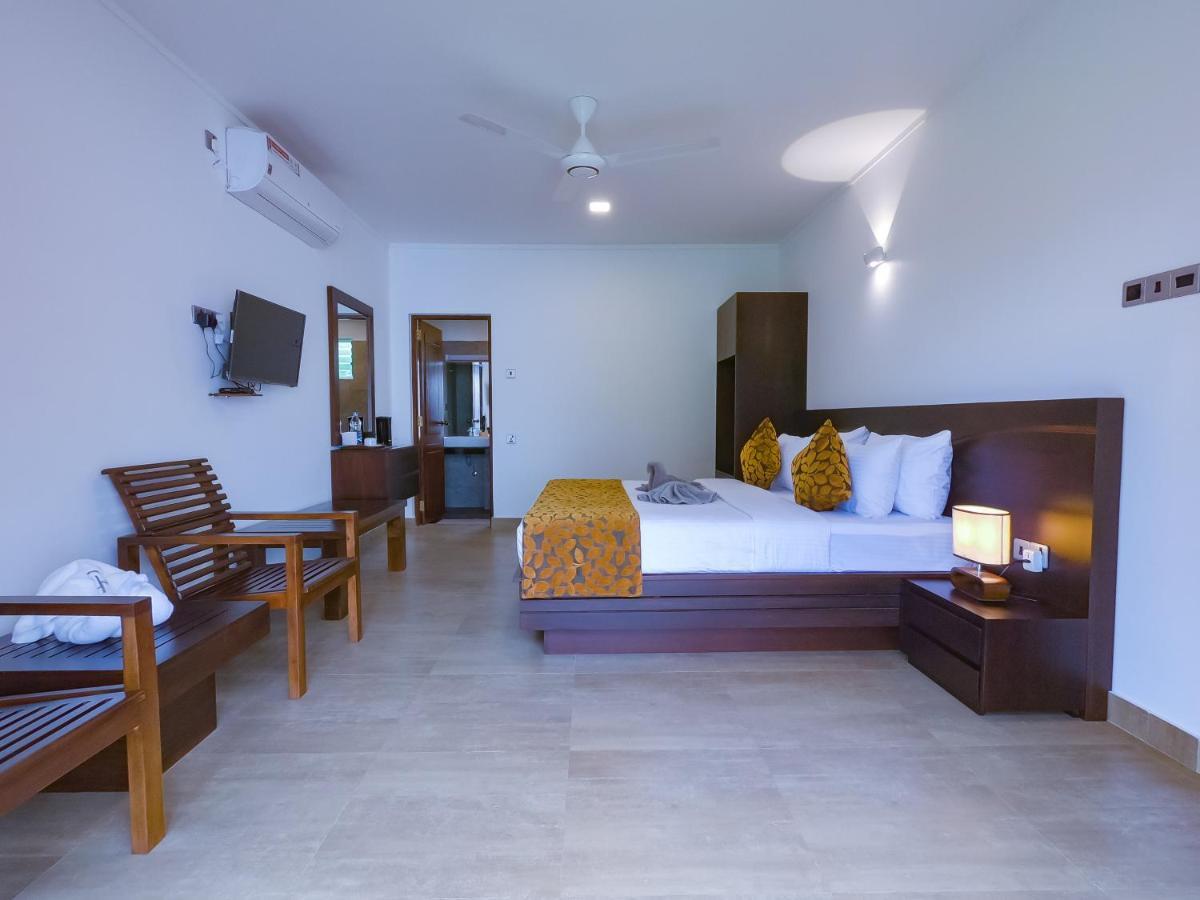 Bony'S Holiday Inn نيجومبو المظهر الخارجي الصورة