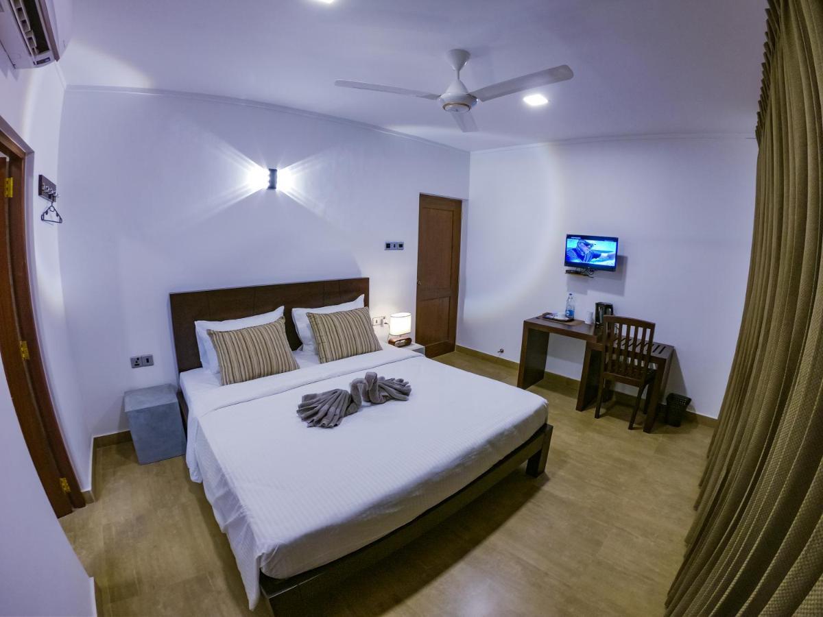 Bony'S Holiday Inn نيجومبو المظهر الخارجي الصورة